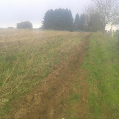 Charrue passée sur le côté d'un billon