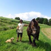 Robin suit de près Agathe